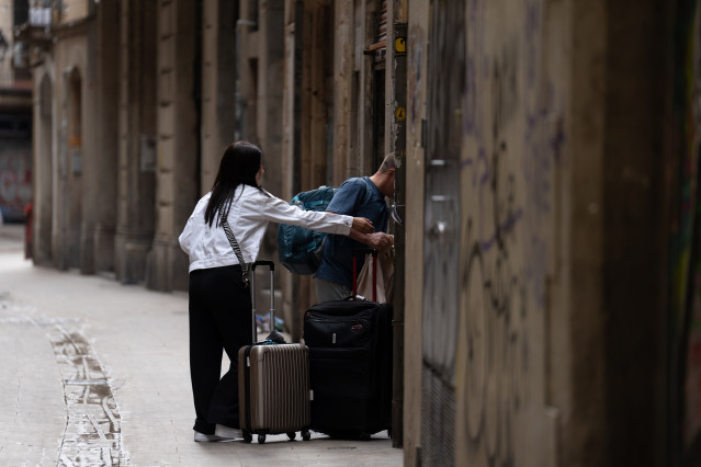 Archivo - Dos turistas con maletas en el centro de Barcelona, a 17 de septiembre de 2024, en Barcelona, Catalunya (España).