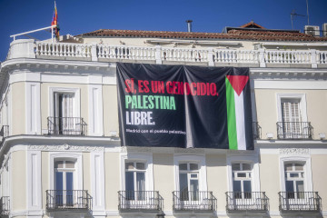Más Madrid despliega una lona en Sol en apoyo a Gaza: 
