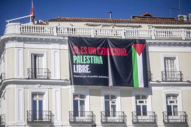 Más Madrid despliega una lona en Sol en apoyo a Gaza: 