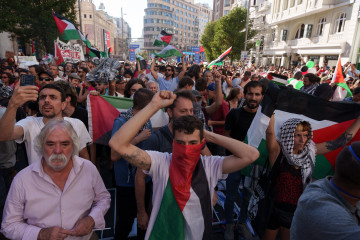 EuropaPress 6953282 varias personas banderas palestina plaza callao antes pasar etapa 21 vuelta