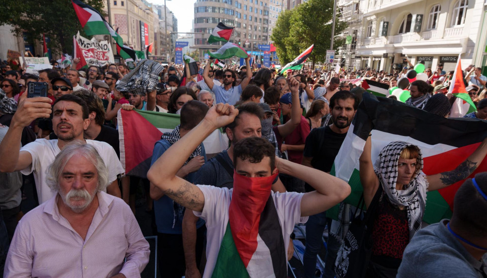 EuropaPress 6953282 varias personas banderas palestina plaza callao antes pasar etapa 21 vuelta