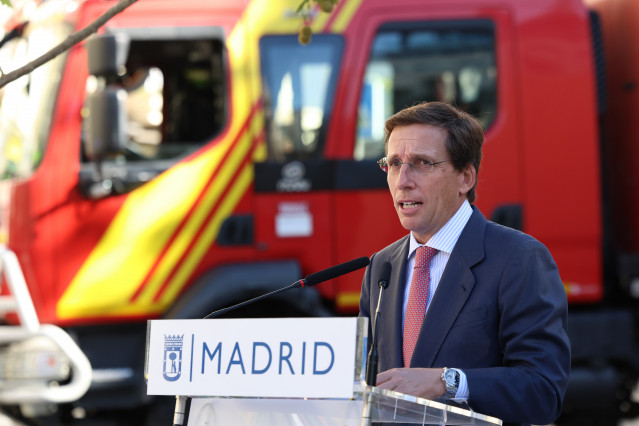 El alcalde de Madrid, José Luis Martínez-Almeida, interviene durante el homenaje a los diez bomberos fallecidos en el siniestro de los Almacenes Arias, en su 38 aniversario, en la plaza del Carmen, a 3 de septiembre de 2025, en Madrid (España).