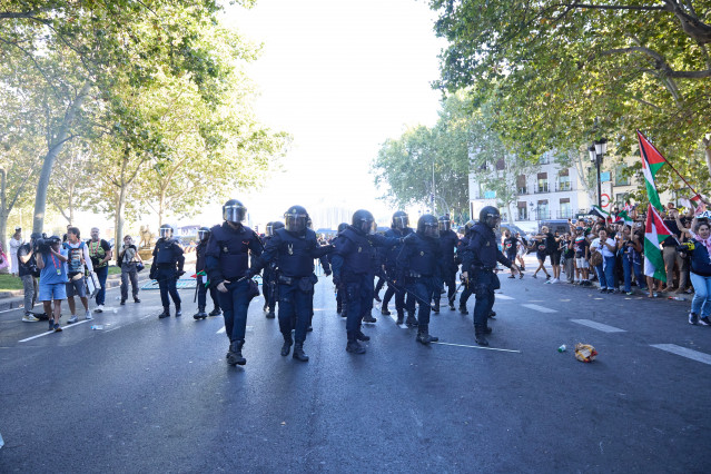 Cargas policiales a varias personas que protestan a favor de Palestina en Atocha, el día de la etapa 21 de la Vuelta Ciclista a España, a 14 de septiembre de 2025, en Madrid (España).