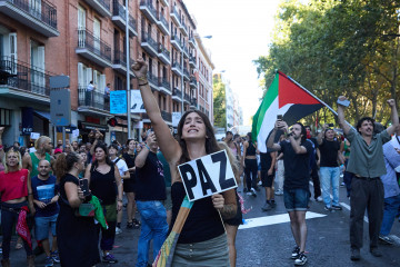 Varias personas se manifiestan a favor Palestina en Atocha, el día de la etapa 21 de la Vuelta Ciclista a España