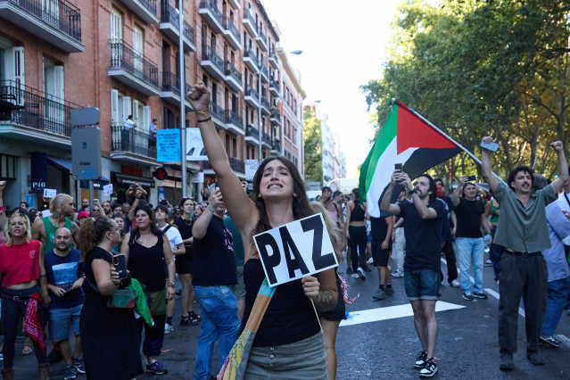 Varias personas se manifiestan a favor Palestina en Atocha, el día de la etapa 21 de la Vuelta Ciclista a España