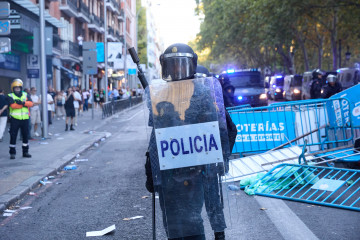 Un agente de Policía Nacional durante las cargas policiales a varias personas que protestan a favor de Palestina en Atocha, el día de la etapa 21 de la Vuelta Ciclista a España, a 14 de septiembre 