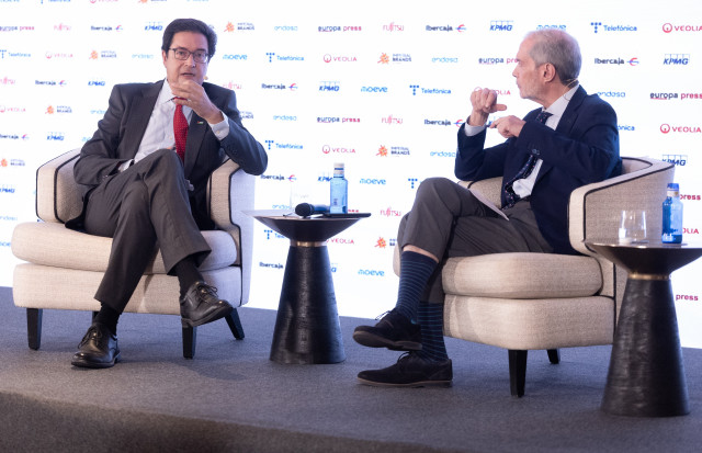 El ministro para la Transformación Digital y de la Función Pública, Óscar López, y el director de Europa Press, Javier García, protagonizan un desayuno informativo de Europa Press, a 15 de septiembre de 2025, en Madrid (España).
