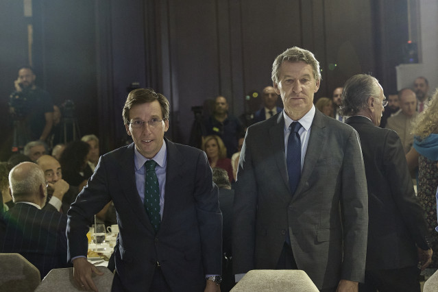 El alcalde de Madrid, José Luis Martínez-Almeida, y el presidente del PP, Alberto Núñez Feijóo, protagonizan un desayuno informativo de Nueva Economía Fórum, en el Four Seasons Hotel, a 15 de septiembre de 2025, en Madrid (España).