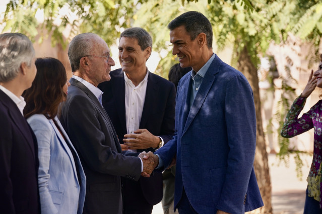 El presidente del Gobierno, Pedro Sánchez y el alcalde de Málaga, Francisco de la Torre, durante la visita a una promoción de viviendas de alquiler asequible en el distrito de Campanillas en Málaga este pasado domingo.