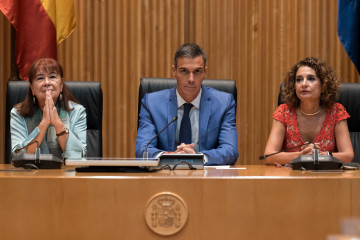 El presidente del Gobierno, Pedro Sánchez, acompañado por la vicepresidenta del Gobierno y ministra de Hacienda, María Jesús Montero y por la presidenta del PSOE, Cristina Narbona, preside  la reu