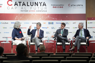 (I-D) La redactora jefa de Europa Press Cataluña, María Jesús Cañizares; el director de Endesa en Catalunya, Enric Brazís; el director general de Celulosa de Ence, Jordi Aguiló; el director de N