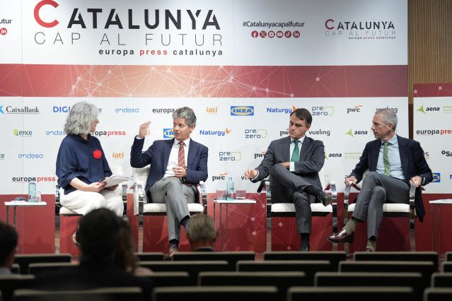 (I-D) La redactora jefa de Europa Press Cataluña, María Jesús Cañizares; el director de Endesa en Catalunya, Enric Brazís; el director general de Celulosa de Ence, Jordi Aguiló; el director de Negocio Industrial de PreZero España, Pablo Caballero y el dir