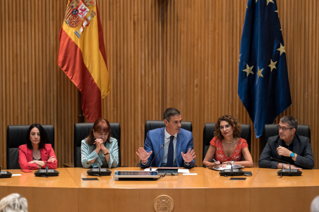 El presidente del Gobierno, Pedro Sánchez, acompañado por la vicepresidenta del Gobierno y ministra de Hacienda, María Jesús Montero, el portavoz del grupo socialista en el Congreso, Patxi López, y por la presidenta del PSOE, Cristina Narbona, preside  la