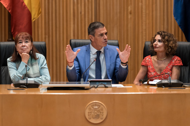El presidente del Gobierno, Pedro Sánchez, acompañado por la vicepresidenta  María Jesús Montero, el portavoz en el Congreso, Patxi López, y por la presidenta del PSOE, Cristina Narbona, preside  la reunión interparlamentaria del Grupo Socialista