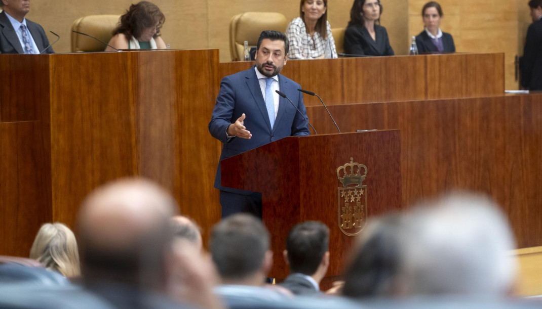 El portavoz del PP en la Asamblea, Carlos Díaz-Pache, interviene durante el segundo día del Debate sobre el Estado de la Región