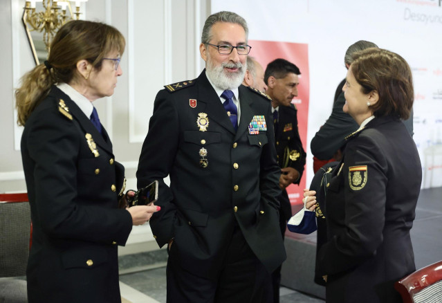 Archivo - El exjefe de la Comisaría General de Información de la Policía Nacional, Eugenio Pereiro (c), conversa en un desayuno informativo de Europa Press