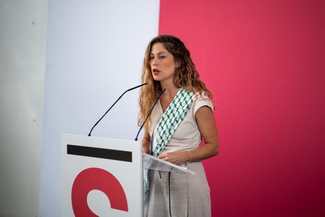 La coordinadora del Movimiento Sumar, Lara Hernández, durante una rueda de prensa, en el Espacio Rastro, a 15 de septiembre de 2025, en Madrid (España).