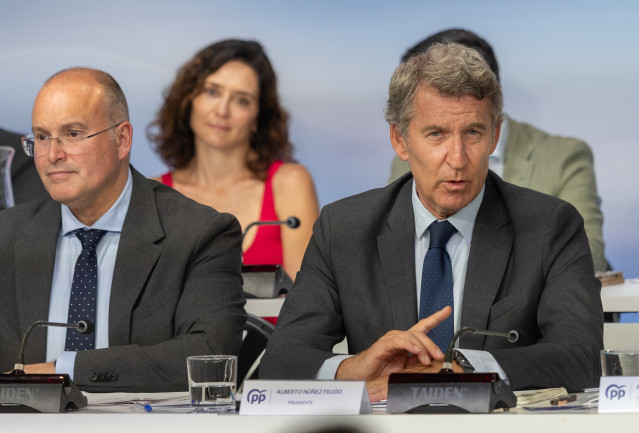 El presidente del PP, Alberto Núñez Fiejóo, acompañado por el secretario general del PP, Miguel Tellado, preside la reunión de la Junta Nacional del Partido Popular, a 15 de septiembre de 2025, en Madrid (España).
