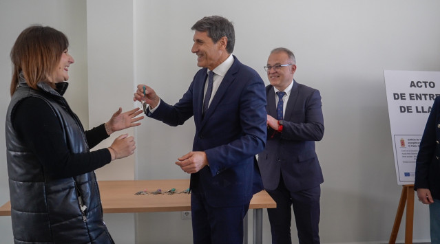 Archivo - El delegado del Gobierno en Andalucía, Pedro Fernández, en una imagen de archivo de entrega de llaves de viviendas protegidas en Baza (Granada), cuyo alcalde, Pedro Justo Ramos, aparece en segundo plano.