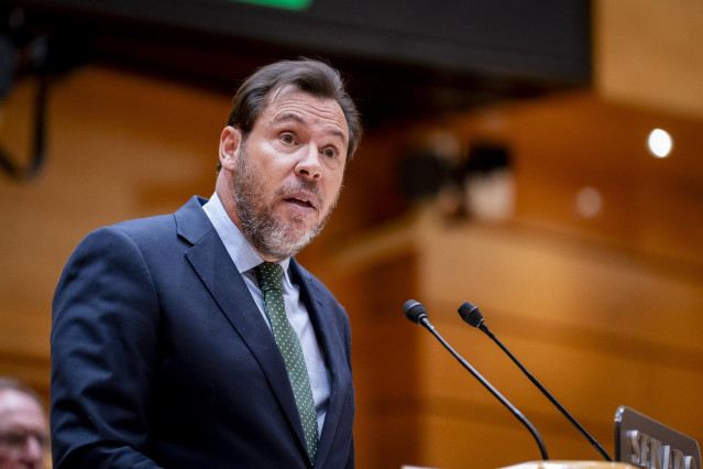 El ministro de Transportes y Movilidad Sostenible, Óscar Puente, interviene durante una sesión de control al Gobierno, en el Senado, a 9 de septiembre de 2025, en Madrid (España).