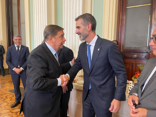 El consejero de Agricultura, Pesca, Agua y Desarrollo Rural, Ramón Fernández Pacheco y el ministro de Agricultura, Pesca y Alimentación, Luis Planas, en los Consejos Consultivos de Asuntos Agrícolas y Pesqueros Comunitarios.