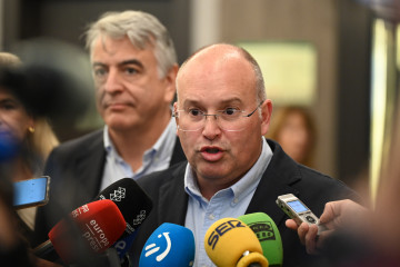 El secretario general de PP, Miguel Tellado (d), y el presidente del PP vasco, Javier de Andrés (i), atienden a los medios tras una reunión con cargos y afiliados del PP de Vizcaya, en el Hotel Cata