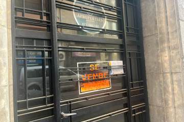 Archivo - Cartel de 'Se Vende' en la entrada de un bloque de pisos en Palma.