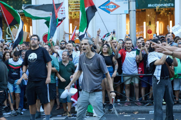 EuropaPress 6953700 varias personas manifiestan favor palestina atocha dia etapa 21 vuelta