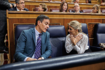 Archivo - El presidente del Gobierno, Pedro Sánchez, y la vicepresidenta segunda y ministra de Trabajo y Economía Social, Yolanda Díaz, en una sesión plenaria en el Congreso de los Diputados, a 24