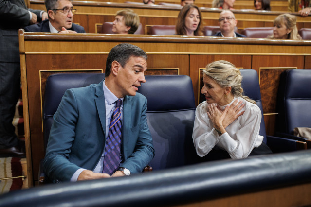 Archivo - El presidente del Gobierno, Pedro Sánchez, y la vicepresidenta segunda y ministra de Trabajo y Economía Social, Yolanda Díaz, en una sesión plenaria en el Congreso de los Diputados, a 24 de noviembre de 2022, en Madrid (España).
