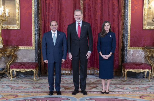 Archivo - (I-D) El presidente de la República Árabe de Egipto, Sr. Abdel Fattah Al Sisi; el Rey Felipe VI y la Reina Letizia,, en el Palacio Real, a 19 de febrero de 2025, en Madrid (España).