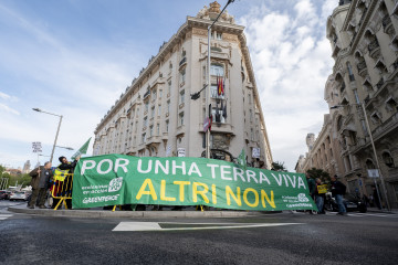 Archivo - Decenas de personas tras una pancarta en una concentración contra la multinacional Altri, convocada por la plataforma Ulloa Viva, Ecologistas en Acción y Greenpeace, frente al Congreso de 