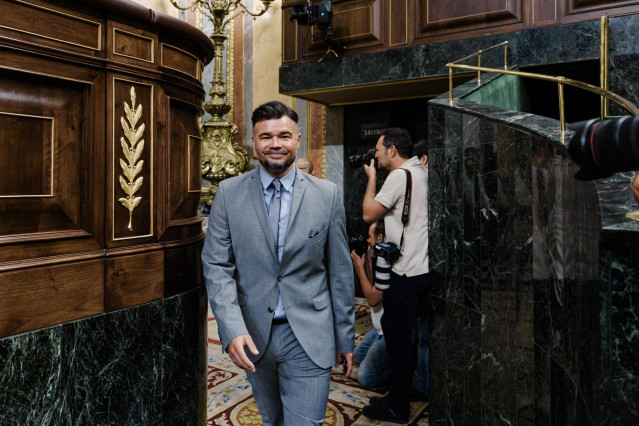 El portavoz de ERC en el Congreso, Gabriel Rufián, llega a un pleno en el Congreso de los Diputados, a 10 de septiembre de 2025, en Madrid (España).
