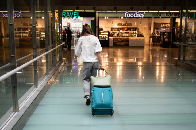 Una persona camina por la T4 del Aeropuerto Adolfo Suárez Madrid-Barajas, a 31 de agosto de 2025, en Madrid (España).