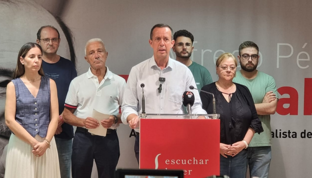 El secretario general del PSOE de Almería, José María Martín, atiende a los medios en la sede socialista de El Ejido.