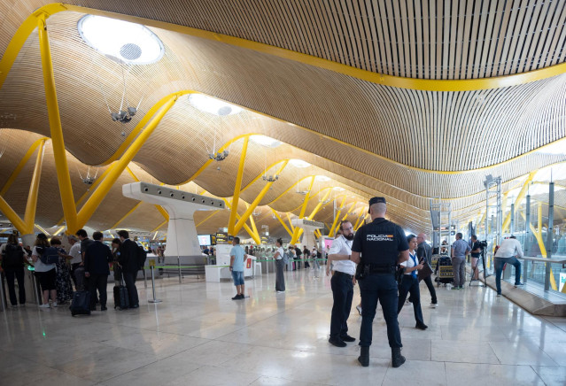Viajeros en el Aeropuerto Adolfo Suárez Madrid-Barajas, a 15 de septiembre de 2025, en Madrid (España).