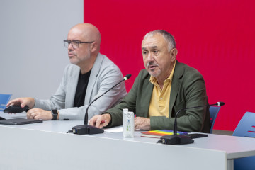 El secretario general de CCOO, Unai Sordo (i) y el secretario general de UGT, Pepe Álvarez (d), durante una rueda de prensa tras una reunión conjunta de las Ejecutivas de ambas organizaciones sindic