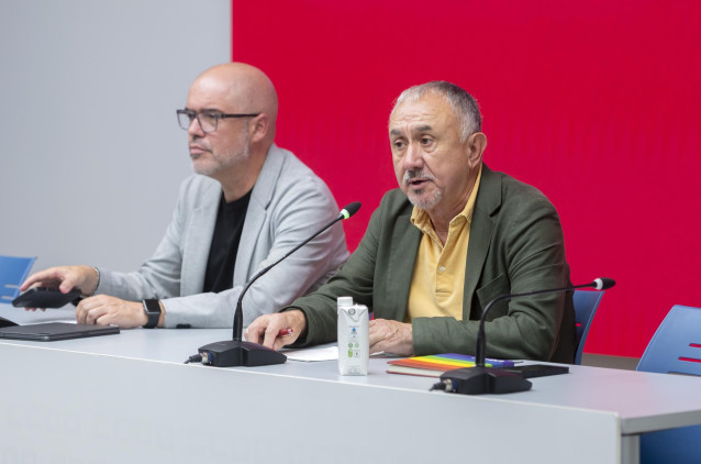 El secretario general de CCOO, Unai Sordo (i) y el secretario general de UGT, Pepe Álvarez (d), durante una rueda de prensa tras una reunión conjunta de las Ejecutivas de ambas organizaciones sindicales, en la sede de CCOO.