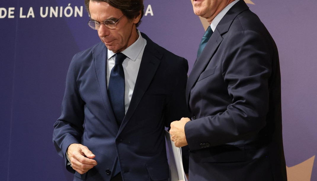 Archivo - El ex presidente del Gobierno, José María Aznar (i) y el presidente del PP, Alberto Núñez Feijóo (d), durante la clausura del campus FAES ‘La renovación de la Unión Europea', en el