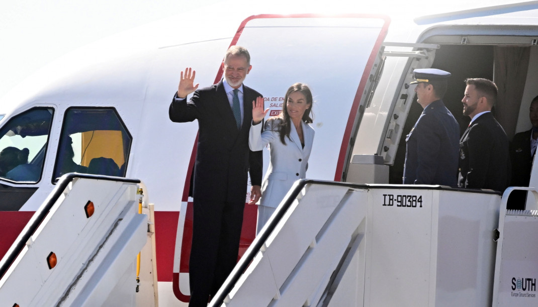 El Rey Felipe y la Reina Letizia durante la despedida oficiada en el Pabellón de Estado de la Terminal T-antes de viajar a Egipto