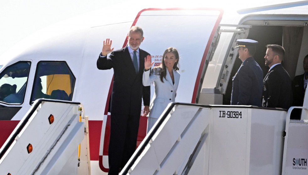 El Rey Felipe y la Reina Letizia durante la despedida oficiada en el Pabellón de Estado de la Terminal T-antes de viajar a Egipto