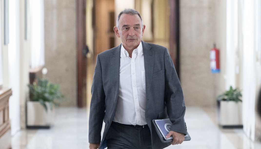 El diputado de Sumar Enrique Santiago a su llegada a una reunión de la Junta de Portavoces, en el Congreso de los Diputados, a 2 de septiembre de 2025, en Madrid (España).