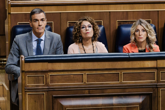 (I-D) El presidente del Gobierno, Pedro Sánchez; la vicepresidenta primera y ministra de Hacienda, María Jesús Monteo y la vicepresidenta segunda y ministra de Trabajo, Yolanda Díaz, durante un pleno en el Congreso de los Diputados, a 10 de septiembre de