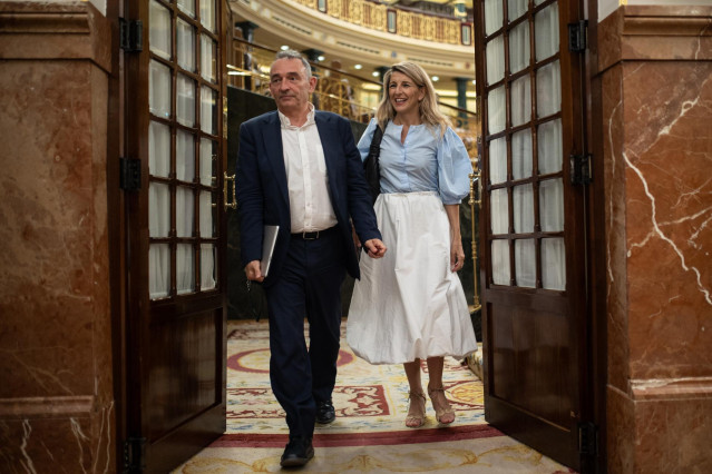 Archivo - El diputado de Sumar Enrique Santiago y la vicepresidenta segunda y ministra de Trabajo, Yolanda Díaz, salen de una sesión plenaria en el Congreso de los Diputados, a 26 de junio de 2025, en Madrid (España).
