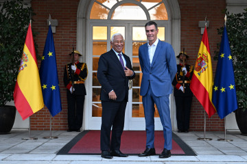 El presidente del Gobierno, Pedro Sánchez (d) y el presidente del Consejo Europeo, António Costa (i), durante una reunión, en el Palacio de la Moncloa, a 16 de septiembre de 2025, en Madrid (Españ