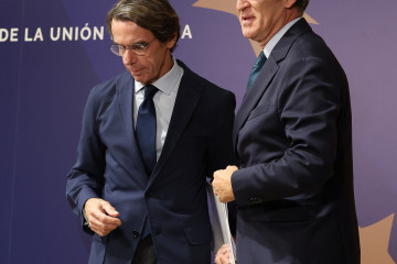 Archivo - El ex presidente del Gobierno José María Aznar (i) y el presidente del PP, Alberto Núñez Feijóo (d), durante la clausura del campus FAES, en el Hotel Petit Palace Savoy Alfonso XII, a 2