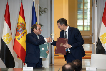 Archivo - El presidente del Gobierno, Pedro Sánchez (d), y el presidente de Egipto, Abdelfatah al-Sisi (i), firman un acuerdo durante un encuentro, en el Palacio de la Moncloa, a 19 de febrero de 202