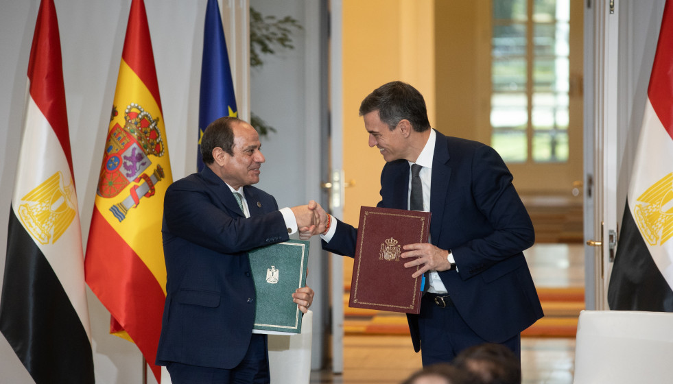 Archivo - El presidente del Gobierno, Pedro Sánchez (d), y el presidente de Egipto, Abdelfatah al-Sisi (i), firman un acuerdo durante un encuentro, en el Palacio de la Moncloa, a 19 de febrero de 202