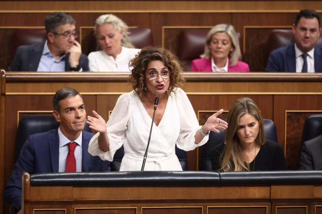 La vicepresidenta primera y ministra de Hacienda, María Jesús Montero, interviene durante una sesión de control al Gobierno en el Congreso de los Diputados, a 17 de septiembre de 2025, en Madrid (España).