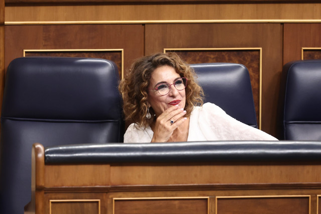 La vicepresidenta primera y ministra de Hacienda, María Jesús Montero, durante una sesión de control al Gobierno en el Congreso de los Diputados, a 17 de septiembre de 2025